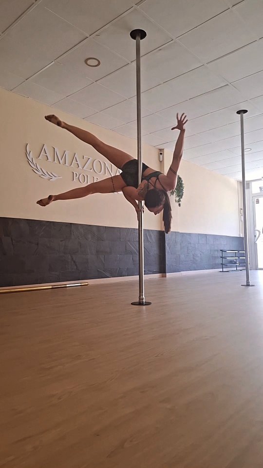 Alumna practicando figuras de pole
